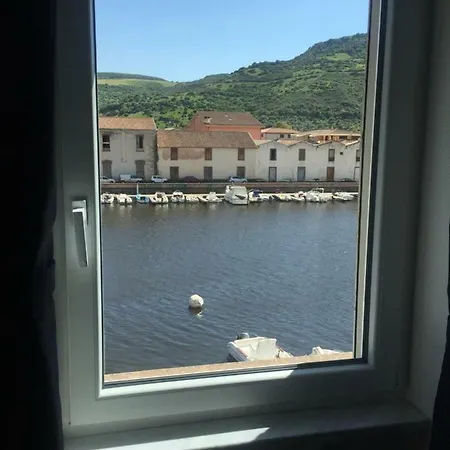 아파트 The House On The River