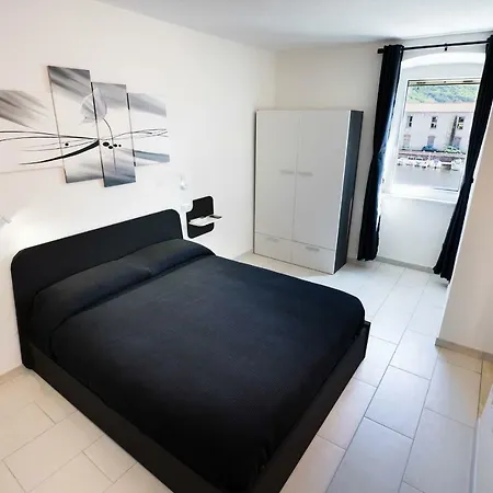 The House On The River ボーザ